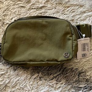 NWT Original Lululemon everywhere belt bag - bronze green